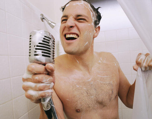 La psicología desveló que significa que una persona se bañe escuchando música