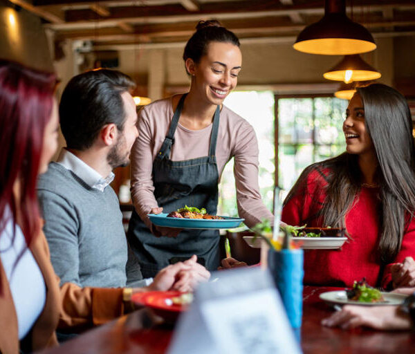 Lo que dice la psicología de las personas que les ayudan a los camareros a recoger la mesa