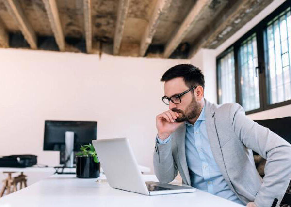 ¿Es mejor trabajar de pie o sentado? Esto dicen fisioterapeutas expertos del impacto en su cuerpo