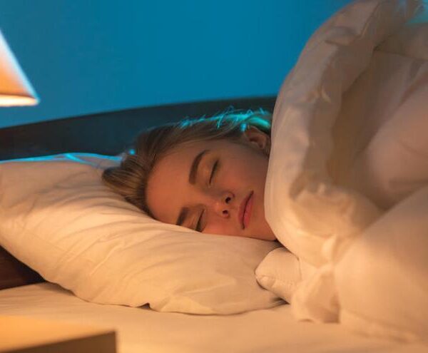 Estudio advierte que dormir con luz encendida aumenta el riesgo de enfermedades cardíacas